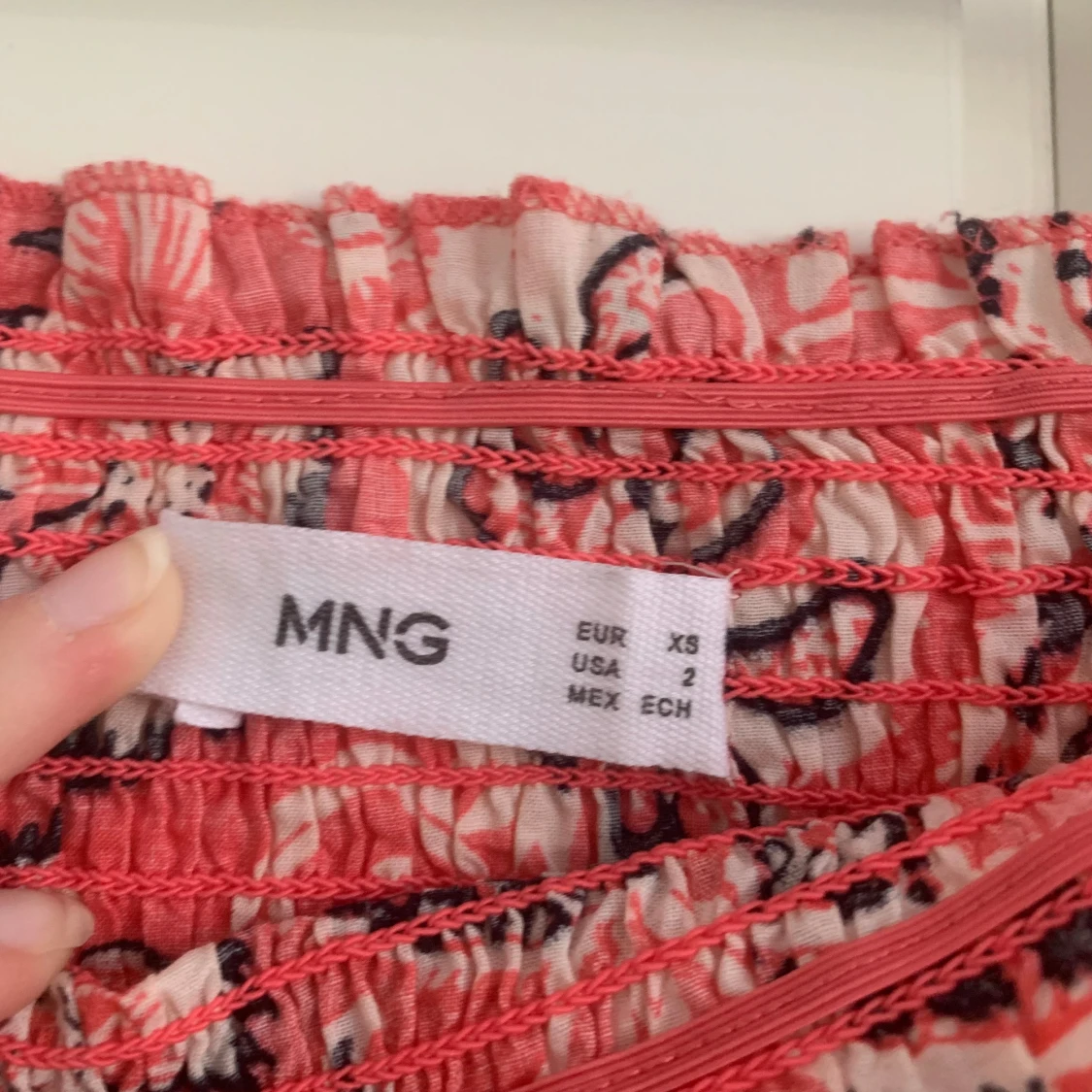 Mönstrad offshoulder klänning från MNG - 92