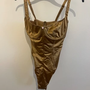 Body från Skims - Helt ny, aldrig använd. Nypris 985kr, hann inte lämna tillbaka.