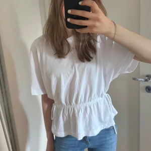 T shirt med knytning - Jättefint skick! 🩷