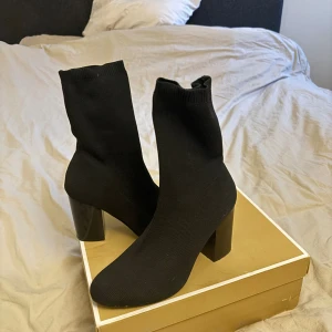 Boots med klackar  - Använda 2 gånger, i bra skick 