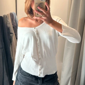 Kofta - Söt kofta! Ribbad ner till & även längst ner på armarna 💗kortare 3/4 ärmar! Används inte längre! M men passar även S