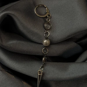 Vera earring - Säljer detta super fina handgjorda örhänge. Det är gjort i rostfritt stål och perfekt för de som gillar stockholmsstil💕