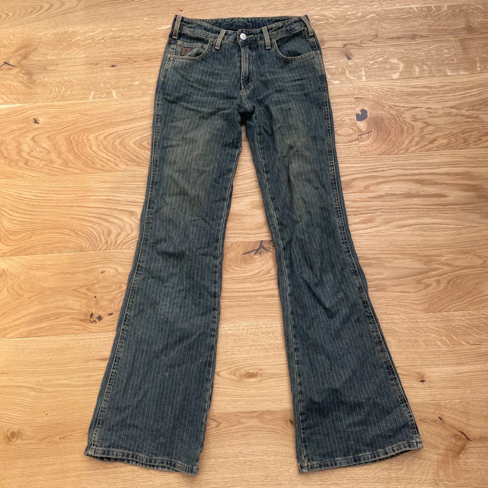 Säljer ett par klassiska blå bootcut jeans. De har en snygg vintage-look med en lätt utsvängd passform. Mycket bra skick, knappt använda!!❤️. Jeans & Byxor.