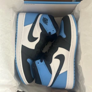 Jordan 1 UNC toe - Säljer dessa jordans, dem är helt oanvända och äkta! Kvitto finns! 