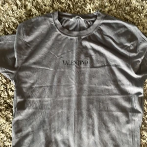 Valentino t-shirt - 10/10 skick. Har tags om ni vill se. Så den ska vara äkta. Säljer billigt för att jag inte har kvittot.