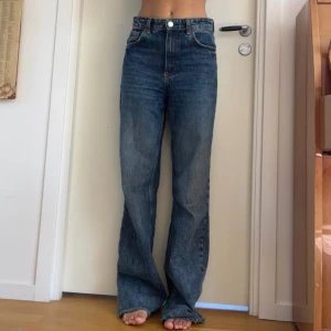 Jeans i mörkare blå tvätt - Gott skick sitter skönt