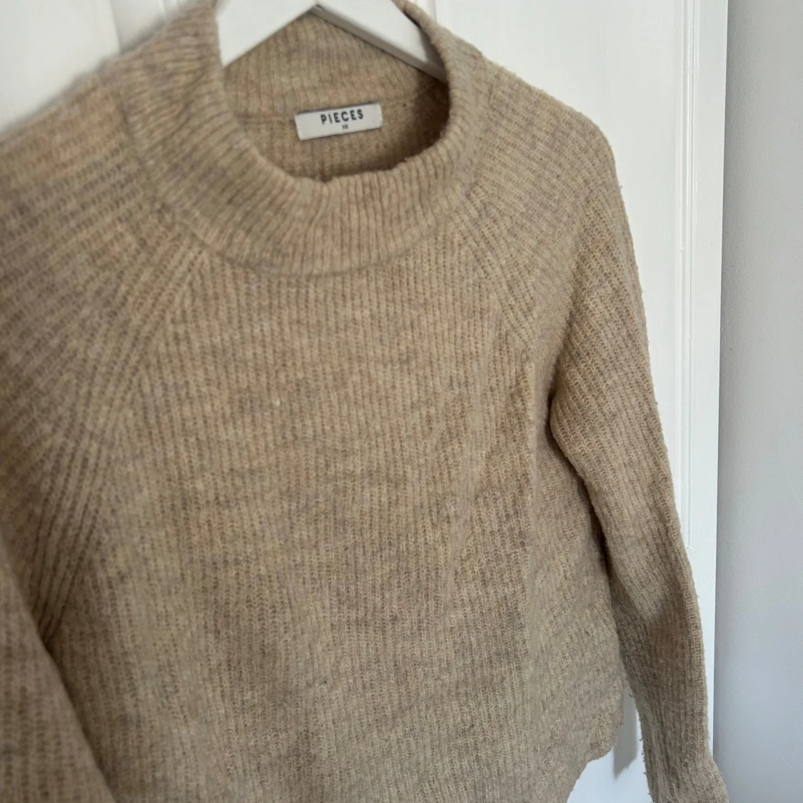 Beige stickad tröja - 90