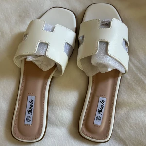 Vita sandaler - Aldrig använda sandaler från Shein. Jättefina men lite för smala för mig. Normal i storleken.
