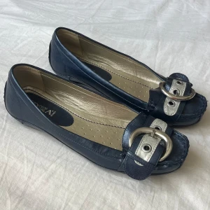 Mörkblå bellerinaskor - Marinblå ballerinaskor med silver detaljer 