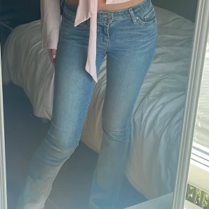 Lågmidjade bootcut jeans - Lågmidjade bootcut jeans från Levis i storlek W26.🌺