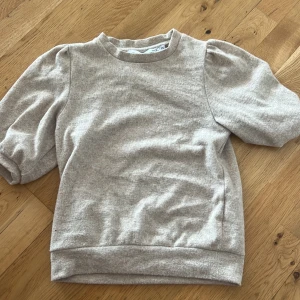 Tröja - Säljer denna fina tröja fårn lager 157 i storlek XS då den inte kommer till användning💕använd 1 gång 