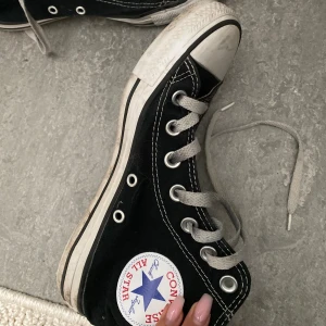 Converse  - Säljer nu mina Converse som är i bra skick. Behöver bara rengöras, annars sparsamt använda . Storlek 37,5. Passar både 38 och 37