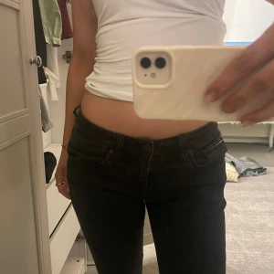 Lågmidjade svarta jeans - Säljer mina as söta svarta straight  lågmidjade jeans! Hör av dig vid funderingar! Pris kan diskuteras! 💕😊