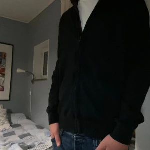 Zip hoddie  - Säljer för att den ej kommer till användning. Skick 7/10, hör av er vid fler frågor. Han på Bilden är 183