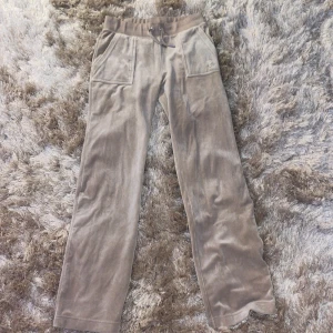 Juicy byxor  - Säljer mina beiga juicy byxor. De är i storlek S. Säljer dom för de har aldrig kommit till användning utan har bara provat dom. Så nästan inprincip helt nya. 