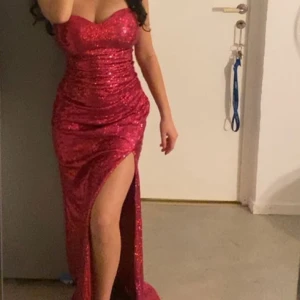 Bröllopsklänning  - En fin gästklänning till bröllop från KDK LONDON. Använd endast en gång.  Ordinarie pris: 1500kr Pris går att diskuteras 