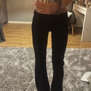 Kostymbyxor  - Svarta kostymbyxor från gina med Stretchigt material. Högmidjade men går att vika ner till lågmidjat🌸🌸