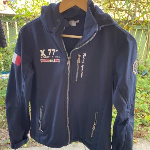 Regntät stalljacka - Superfin och vattentålig höstjacka🤩fint skick! Storlek 158/164 men passar även XS/ S