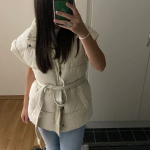 Väst - Beige väst, som aldrig har används (den är endast testad). Säljer eftersom att den är för stor för mig, storlek S men skulle säga att den är stor i storleken och skulle sitta bättre på någon som har storlek M eller L❣️