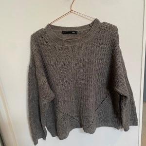 Lager 157 Stickad tröja  - En grå stickad tröja från Lager 157.