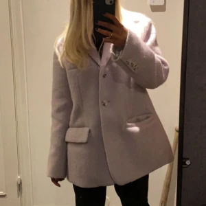 Blazer - Intressekoll på denna super snygga blazer från meotine. Det är Emily Mohair Blazier - light blue. Köpte i vintras för 3200kr, använd endast 2 gånger❤️skriv vi intresse eller frågor