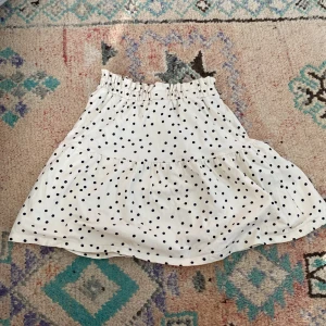 Prickig sommarkjol! - Töjbar prickig kjol från Zara till salu. Storlek 11-12 år, men passar äldre eftersom den är så töjbar. Använd bara några få gånger för länge sedan.  OBS! Står ej för frakt 