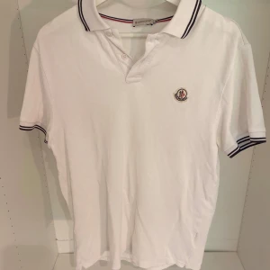 Moncler Pike  - Hej! Säljer nu denna Moncler pike, storlek M, skicket bedömer vi är bra, tveka inte på att höra av er vid frågor kring pikén! 