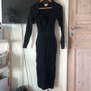 Söt klänning 💞 - Jättesöt ”Maxi- dress” med din urringning från Hm 💞endast använd 2 gånger och har inga defekter💞 Skriv till mig för fler frågor/ mått 💞