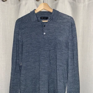 Grå Riley-tröja - Storlek M, smal i storleken så kan även passa M.  Endast använda ett fåtal gånger och har inga defekter.  Skriv för frågor och bilder, priset kan diskuteras!