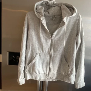 Zipup - Grå zipup . Bra skick. Kort modell.