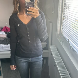 ”Elina Gilbert” tröja  - Supersöt mörkgrå  tröja från märket ”Abercrombie&Fitch”. Köpt på Zalando för inte så länge sen och är fortvarande i superbra skick.