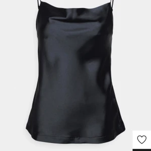 Svart topp  - Väldigt snygg topp från Anna Field dock är den för stor, strl 38. Aldrig använd.