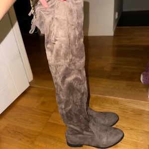 Overknee boots - Ett barn ljusbruna overknee boots i mocka material. Använd fåtal gånger 💕