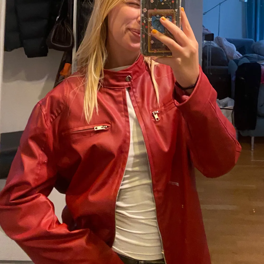 Supercool läder/skinnjacka!! Perfekt nu till hösten. Den är mer klarröd än vinröd som den ser ut på bilden🥰. Jackor.