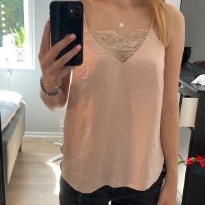 Linne - Säljer detta söta linne från h&m. Inga defekter. Färgen i verkligen passar bäst in med färgen på första bilden.