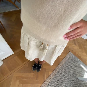 Söt kjol - Väldigt fin beige kjol som passar till det mästa💓köpt för ett tag sen men nästan aldrig använd pågrund av att jag inte tyckte att den passar mig så bra🥰🥰storlek xs men kan säkert passa s också beroende på hur man vill att den ska sitta❤️