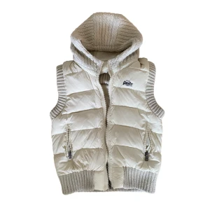 Vit väst  - Så cool och mysig täckväst med stickad baksida! Perfekt till höst och vinter🤩🤩 Är i strlk L men skulle säga att den snarare sitter som en S-M. Skriv privat vid intresse eller frågor😊🫶🏻 Köp-nu går även bra att använda💞