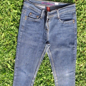 Jeans stl 36 - Jeans med normallånga ben, stl 36.