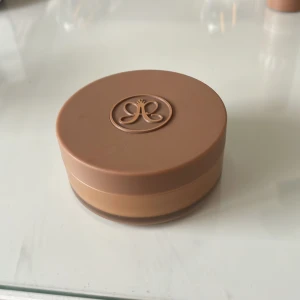Anastasia Bronzer  - Säljer min Anastasia Bronzer i färgen amber. Säljer pga att färgen inte passar mig🩷  Bara använd några gånger!