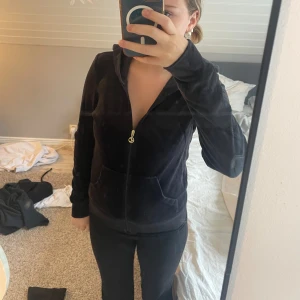 Juicy Couture kofta  - Säljer min Juicy Couture kofta då jag inte använder den nått mer, den är i jättebra skick och använd max 5 gånger💕💕