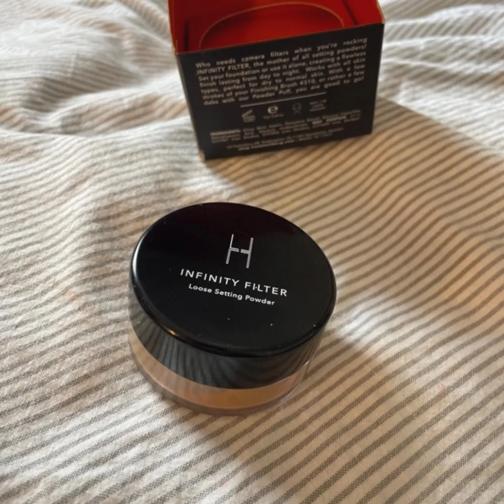 Säljer mitt helt oanvända lös puder från lh cosmetics. Endast testad på handen men är inget för mig. Går även att använda som puder bronzer. Köpte för 379kr men säljer för 300 eller billigare vid snabb affär!. Skönhet.