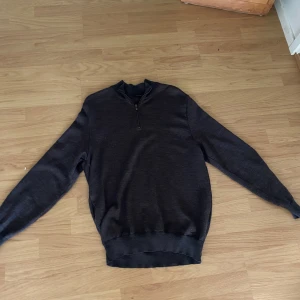 Paul&shark zip  - Säljer nu denna riktigt fina paul&shark halv zip. Skick 8/10. Storlek L men sitter som M, ny pris: ca 3750. Vid förnedringar är de bara att kontakta pris kan diskuteras    