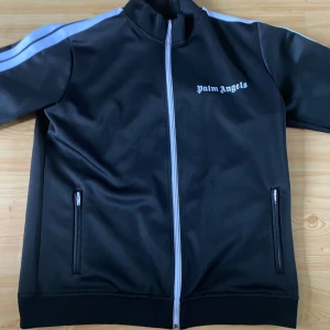 Svart track jacket från Palm Angels - Säljer en snygg svart track jacket från Palm Angels.