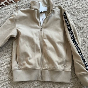 Calvin Klein tjocktröja helt ny  - En fin calvin Klein tjocktröja aldrig använd 
