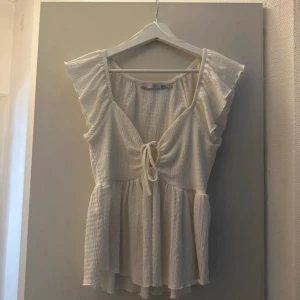 Vit blus - Säljer denna vita fina blus från Lager157 då den inte kommer till användning. Storlek S, använd endast 1 gång så i väldigt gott skick.