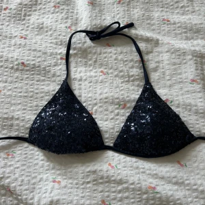 Bikini - Superfin bikini topp från Calzedonia, med paljetter. Aldrig använd, endast tvättad en gång 