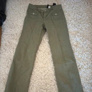 Gröna lågmidjade bootcut jeans  - Säljer de populära hm byxorna!! Passar mig tyvärr inte därför säljer jag vidare, skriv innan ni köper!!💚💚💚💚