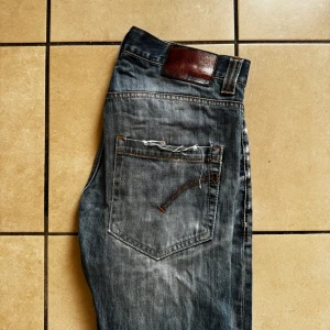 Dondup jeans - Säljer ett par dondup jeans i modellen ”lucky”, de är i storlek 32 och i bra skick! pris kan diskuteras. Skriv vid funderingar!