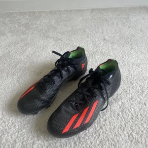 Adidas fotbollsskor - Adidas fotbollsskor i jättebra skick. Använda en gång på en träning. Säljs på grund utav att de är för stora. Pris går att diskuteras❤️