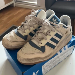 Adidas forum low  - Använd fåtal gånger och är i jättebra skick. Köpta på zalando för 1250kr och kvitto finns. Storlek 42 3/4